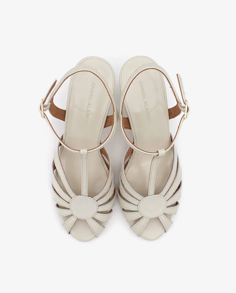 ANNICK – Sandalia de tiras t-strap y tacón fino en piel brillante - Image 10