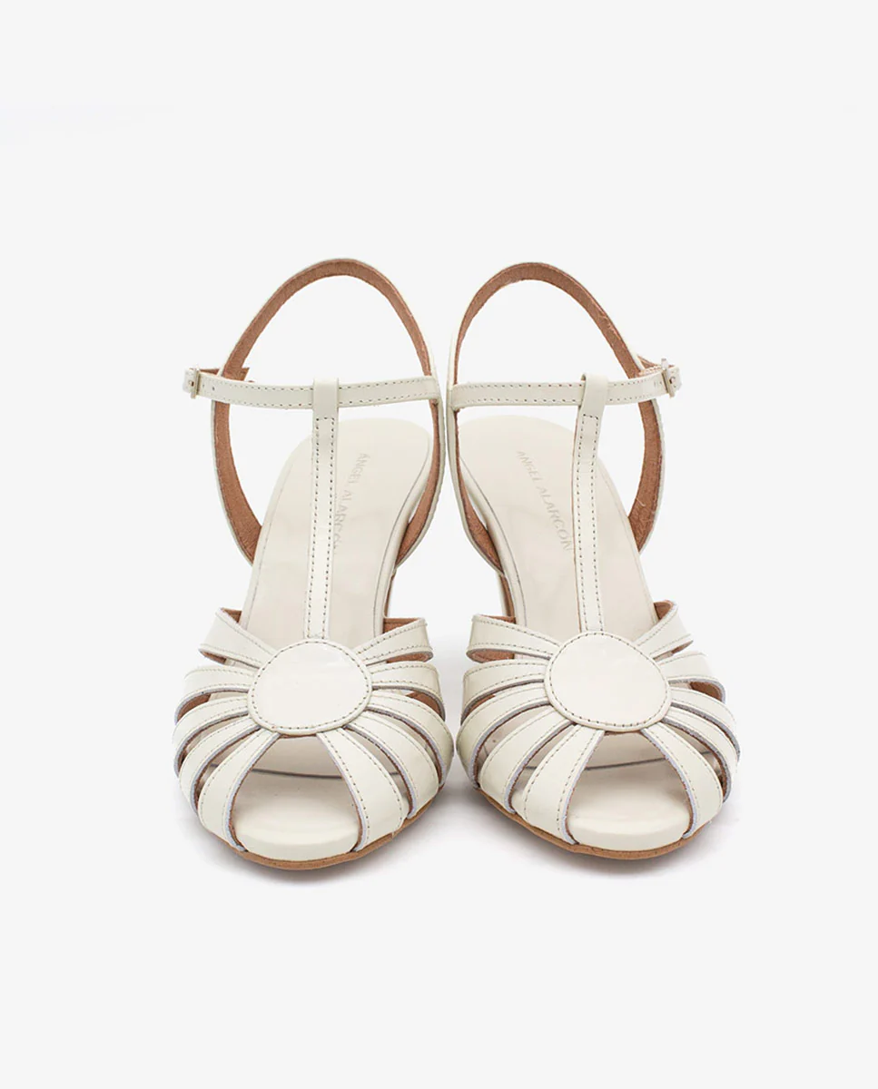 ANNICK – Sandalia de tiras t-strap y tacón fino en piel brillante - Image 11