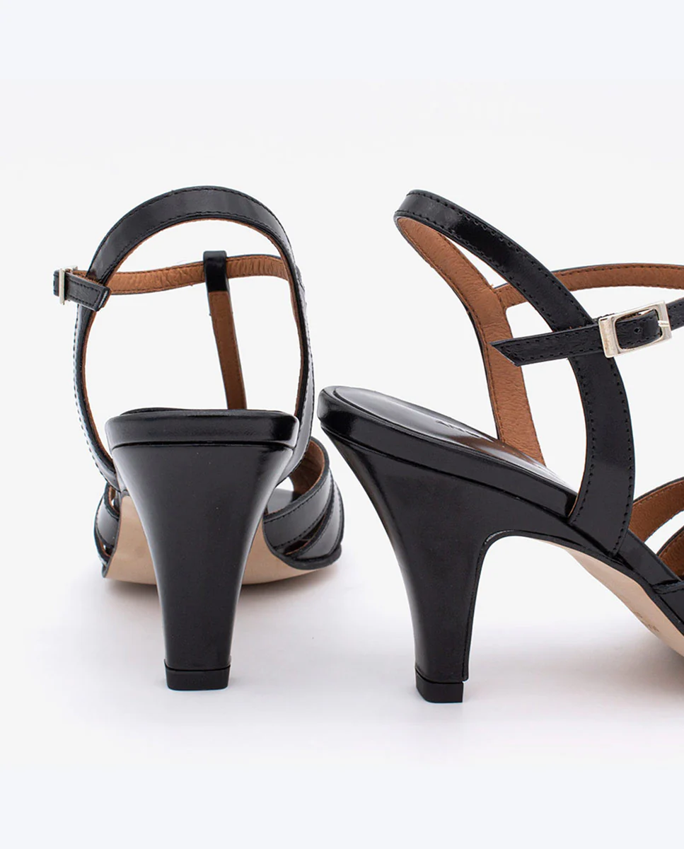 ANNICK – Sandalia de tiras t-strap y tacón fino en piel brillante - Image 6