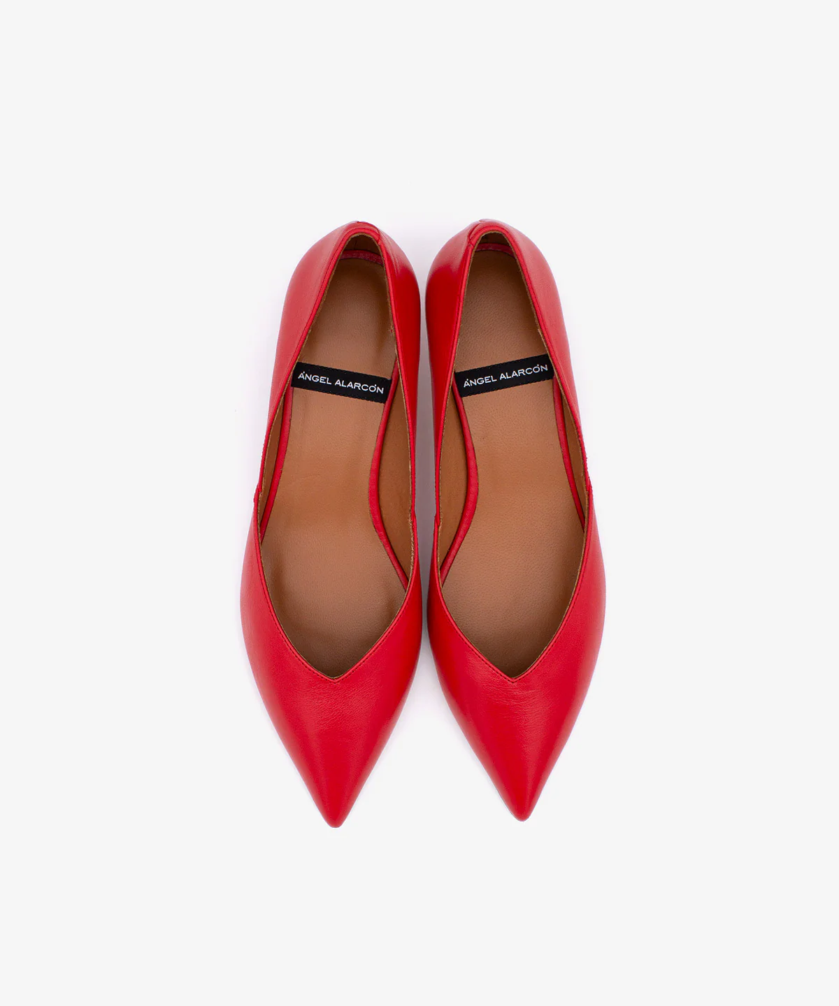 BRIZIA – Zapato de salón con abertura en pico y tacón bajo de piel de grano suave - Image 13