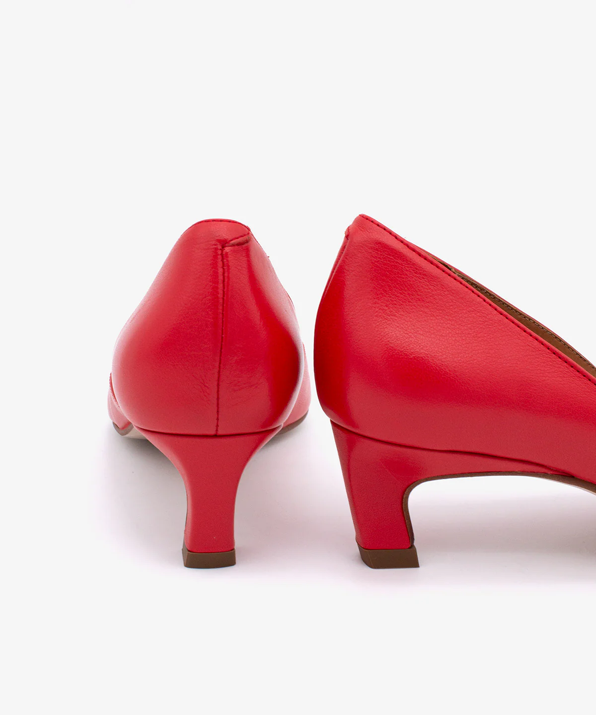 BRIZIA – Zapato de salón con abertura en pico y tacón bajo de piel de grano suave - Image 14