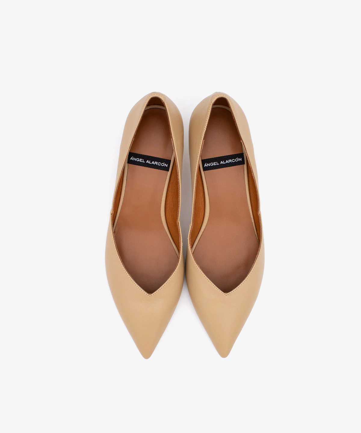 BRIZIA – Zapato de salón con abertura en pico y tacón bajo de piel de grano suave - Image 18