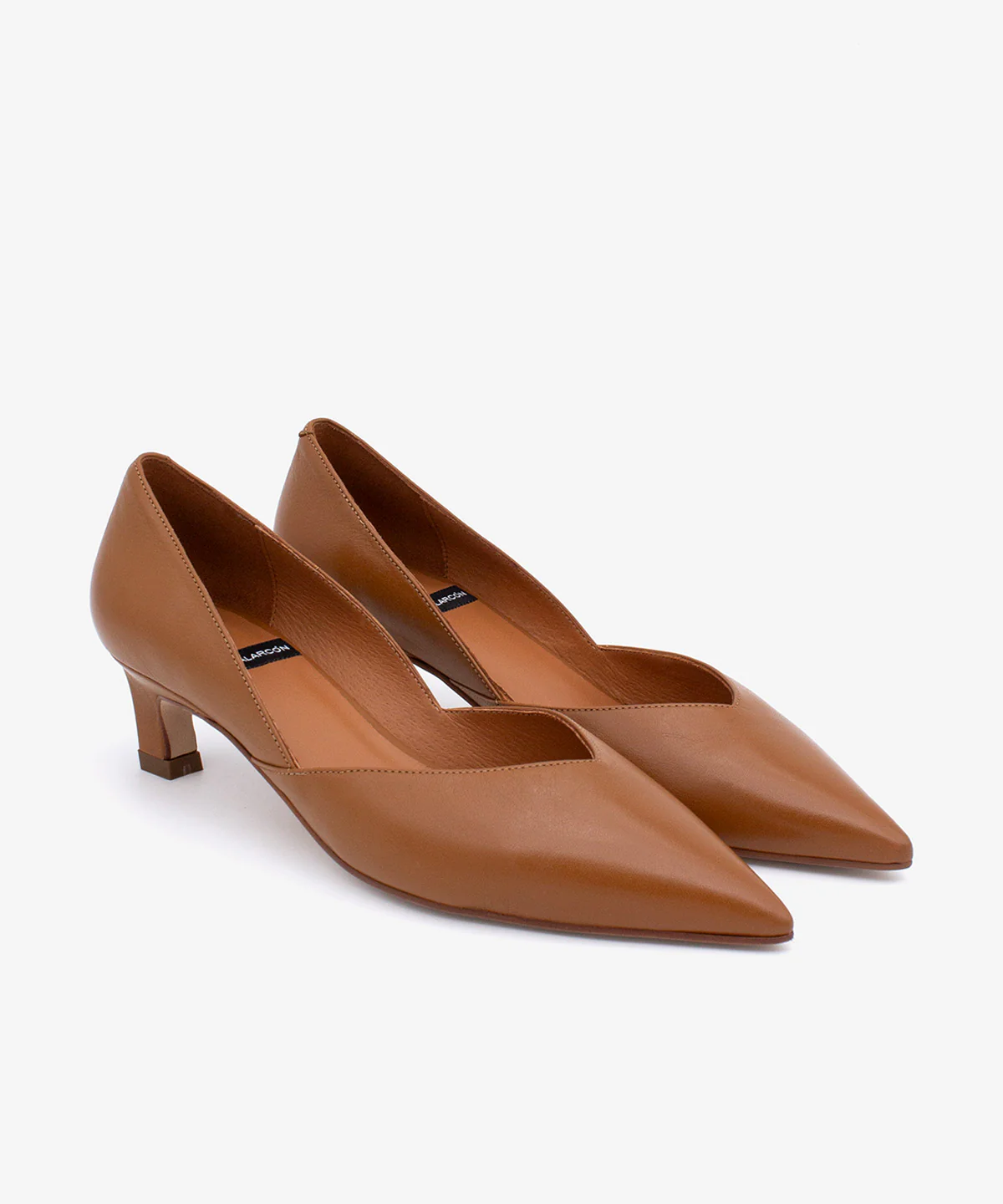 BRIZIA – Zapato de salón con abertura en pico y tacón bajo de piel de grano suave - Image 2
