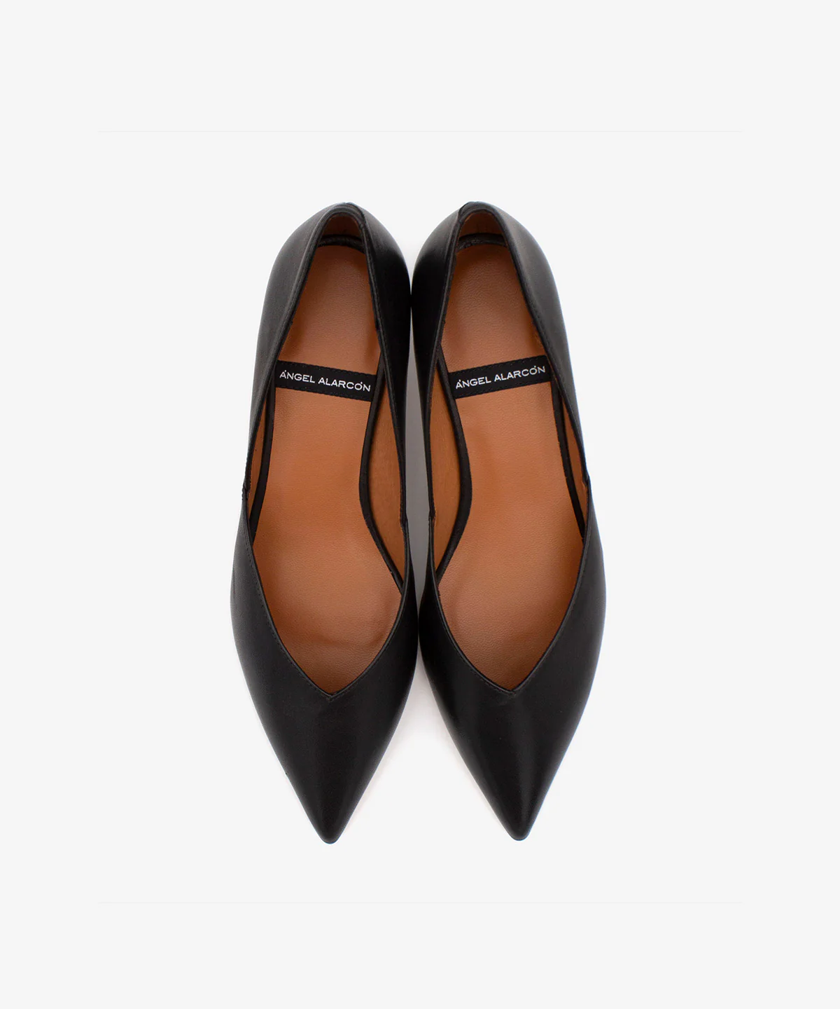 BRIZIA – Zapato de salón con abertura en pico y tacón bajo de piel de grano suave - Image 23