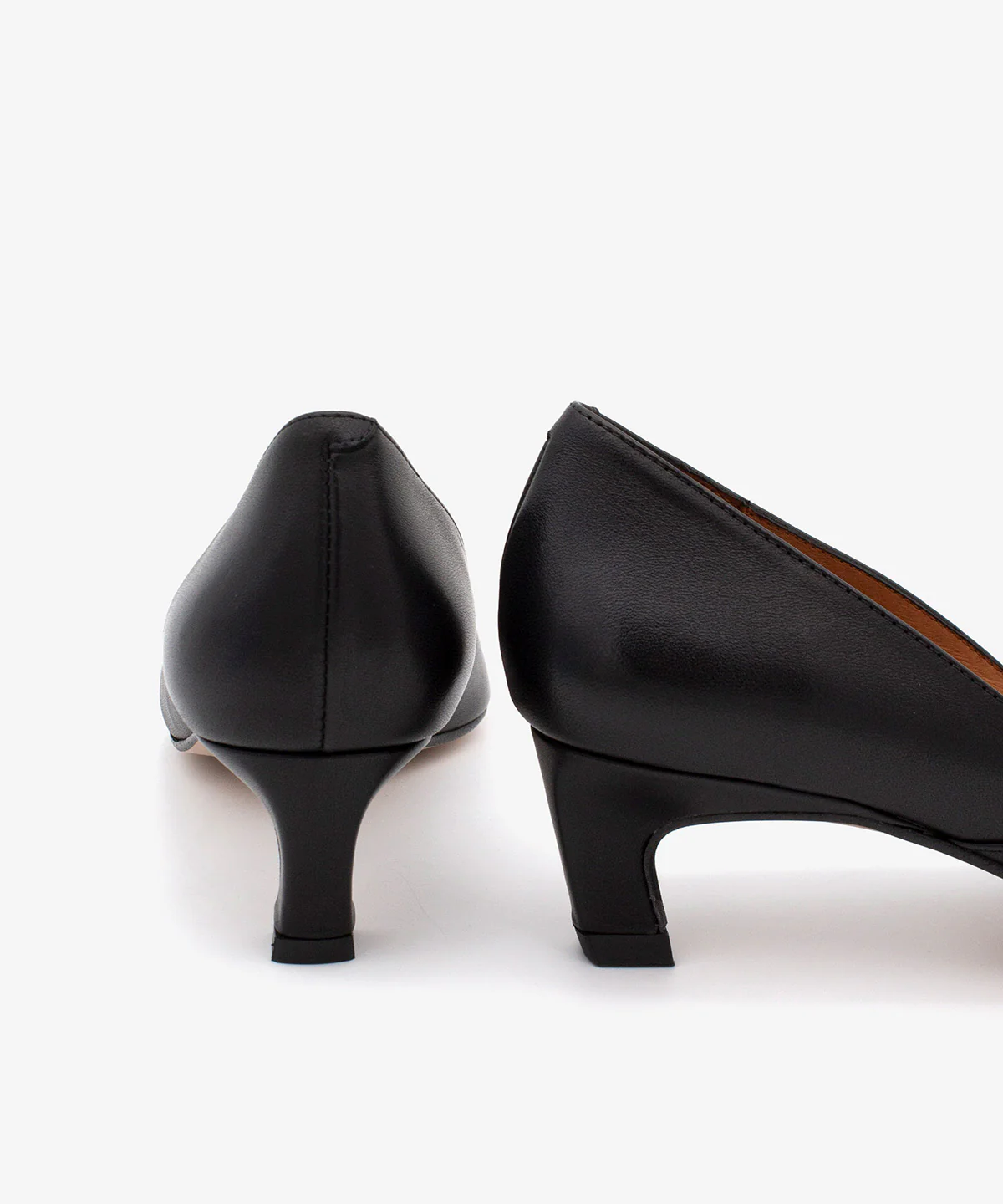 BRIZIA – Zapato de salón con abertura en pico y tacón bajo de piel de grano suave - Image 24