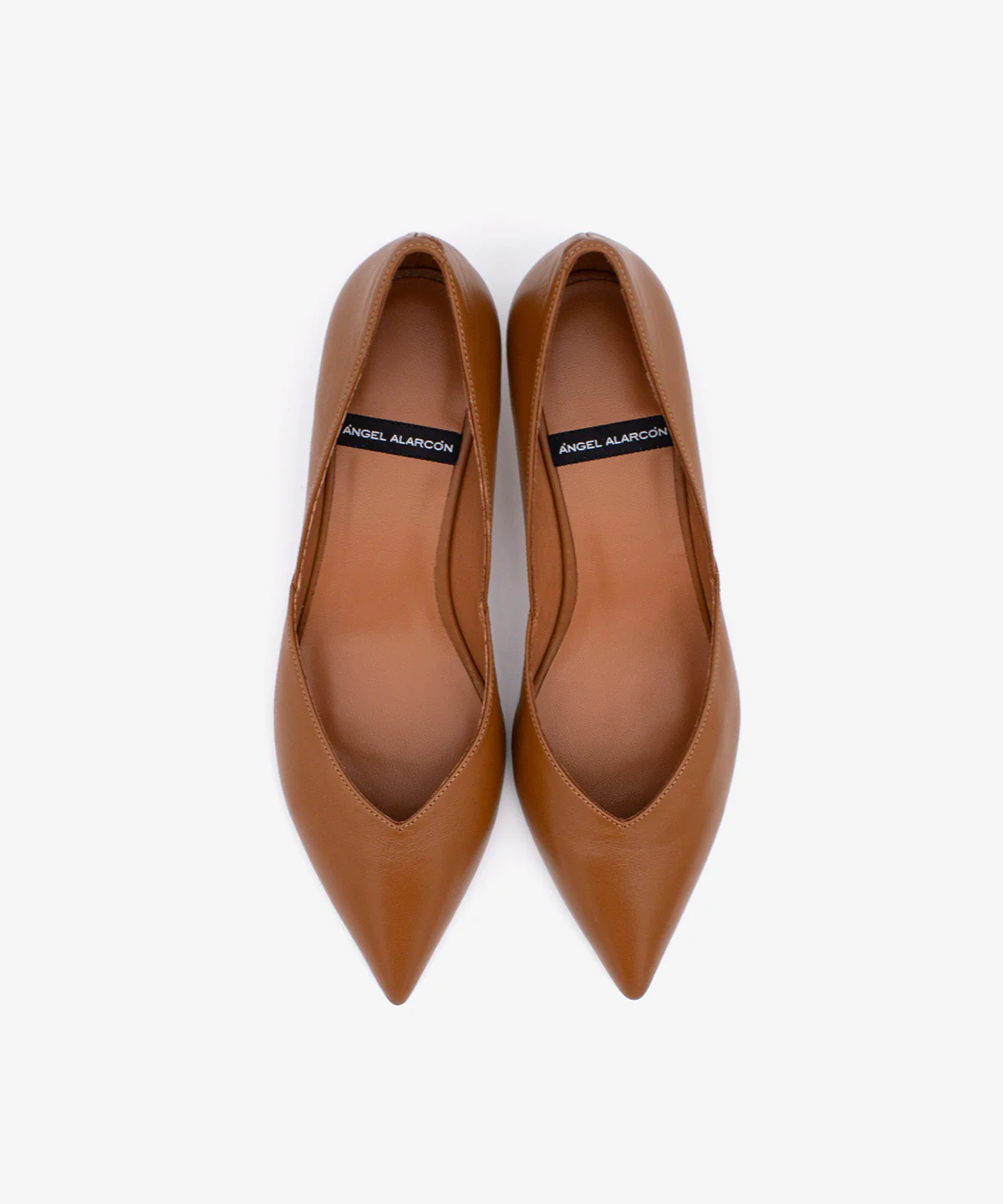 BRIZIA – Zapato de salón con abertura en pico y tacón bajo de piel de grano suave - Image 4