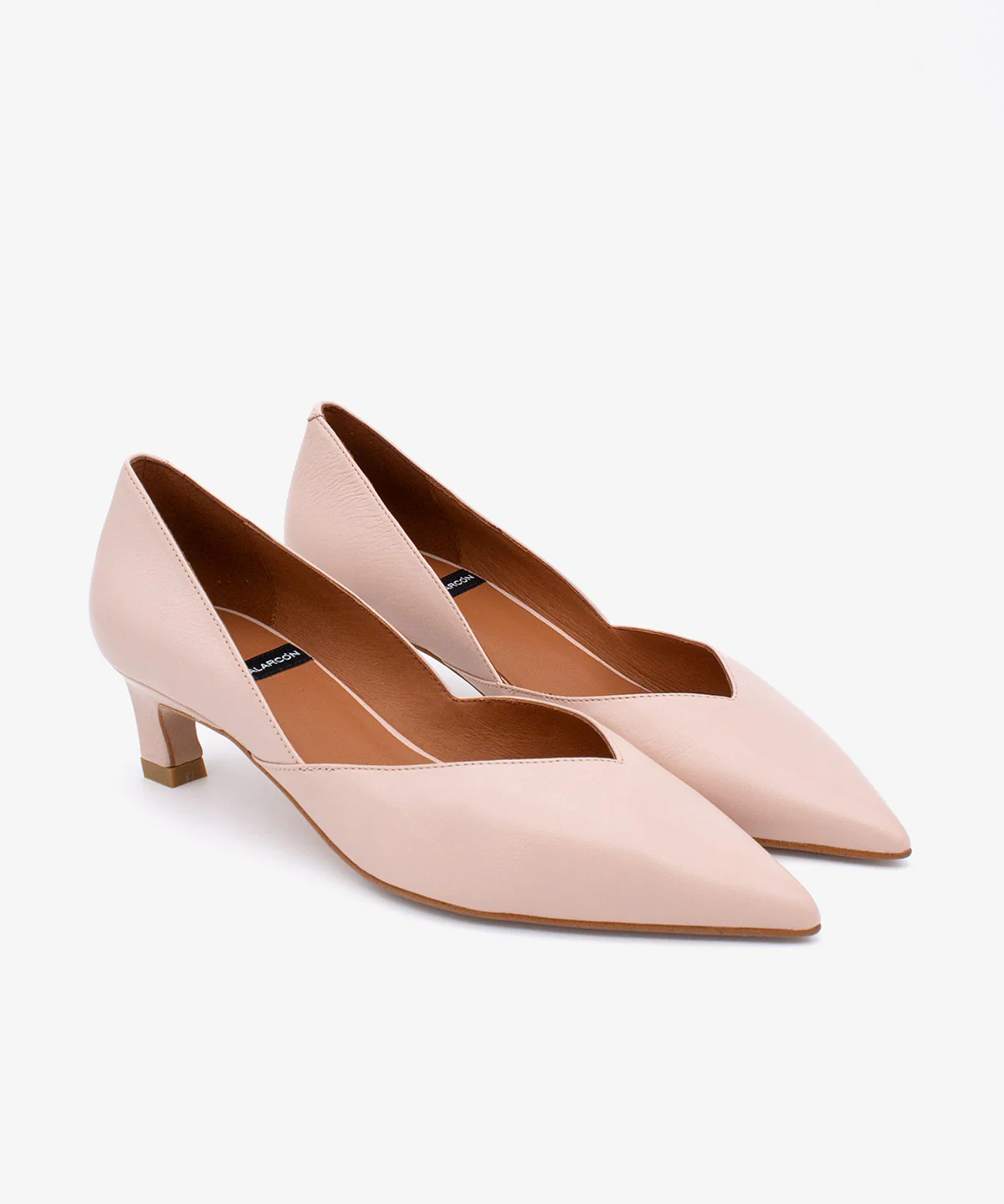BRIZIA – Zapato de salón con abertura en pico y tacón bajo de piel de grano suave - Image 6