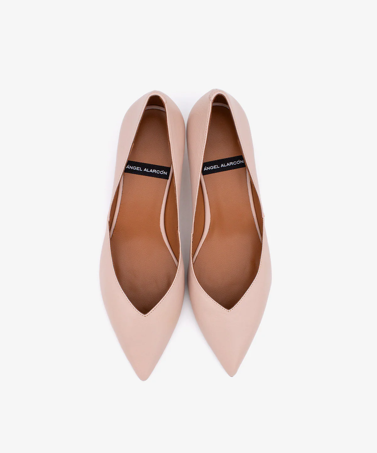 BRIZIA – Zapato de salón con abertura en pico y tacón bajo de piel de grano suave - Image 8