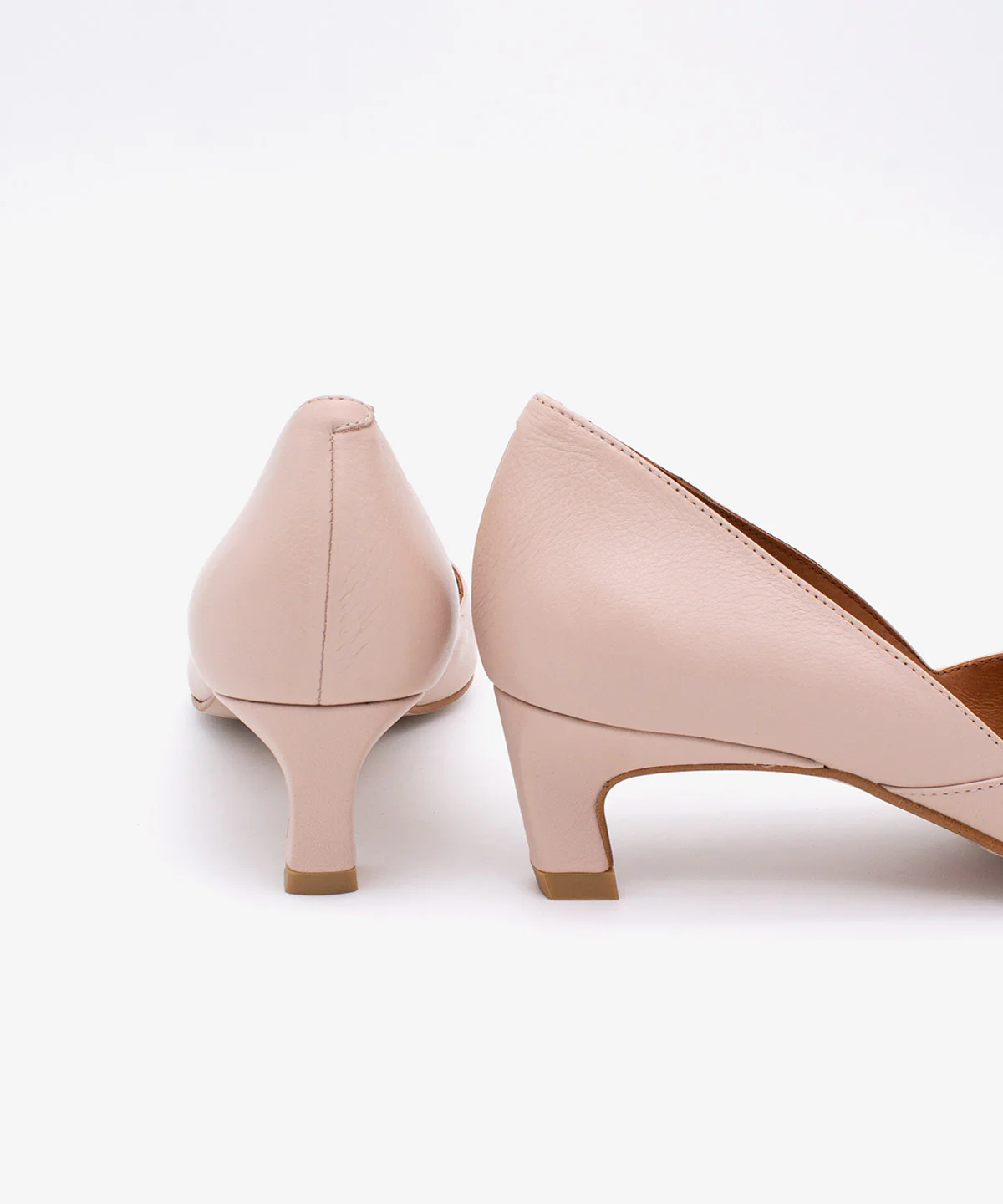 BRIZIA – Zapato de salón con abertura en pico y tacón bajo de piel de grano suave - Image 9