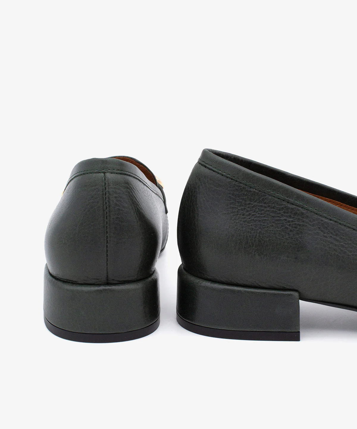 BRUNE – Mocasín de mujer de piel con punta redonda y adorno de semiesferas - Image 10