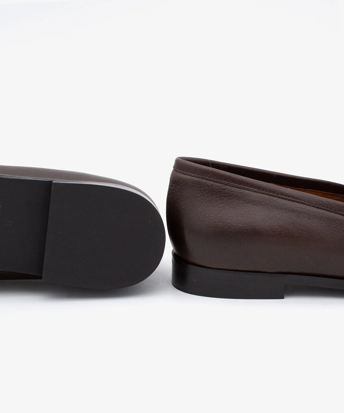 BRUNE – Mocasín de mujer de piel con punta redonda y adorno de semiesferas - Image 11