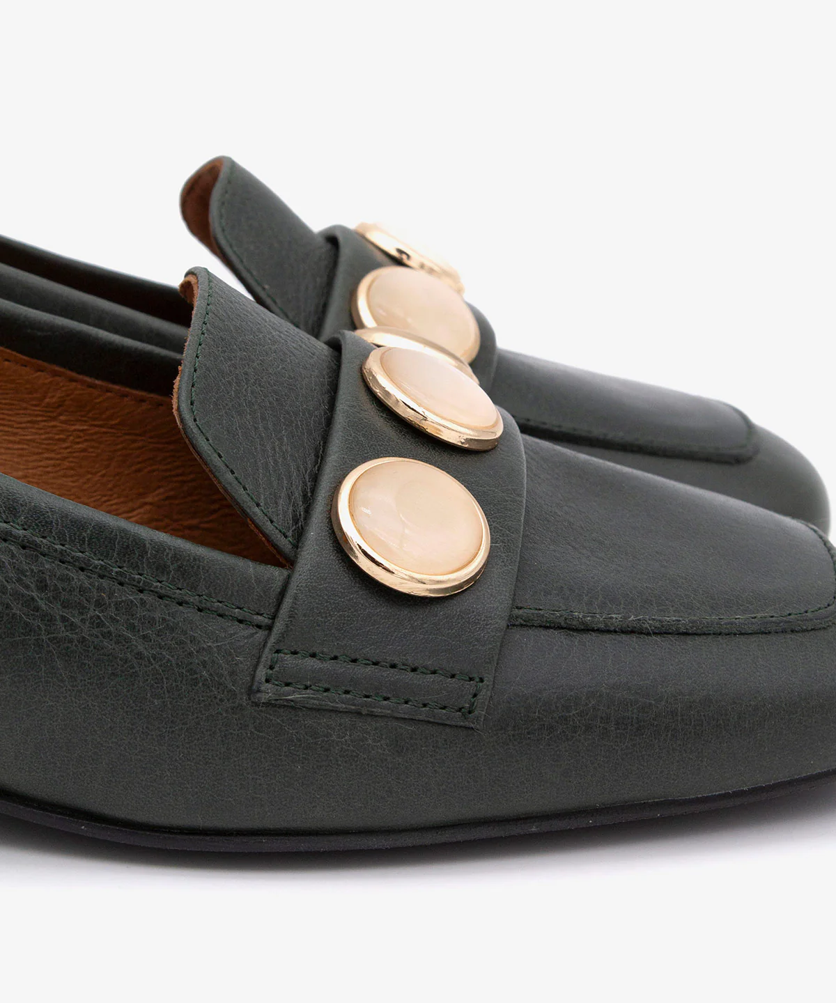 BRUNE – Mocasín de mujer de piel con punta redonda y adorno de semiesferas - Image 12