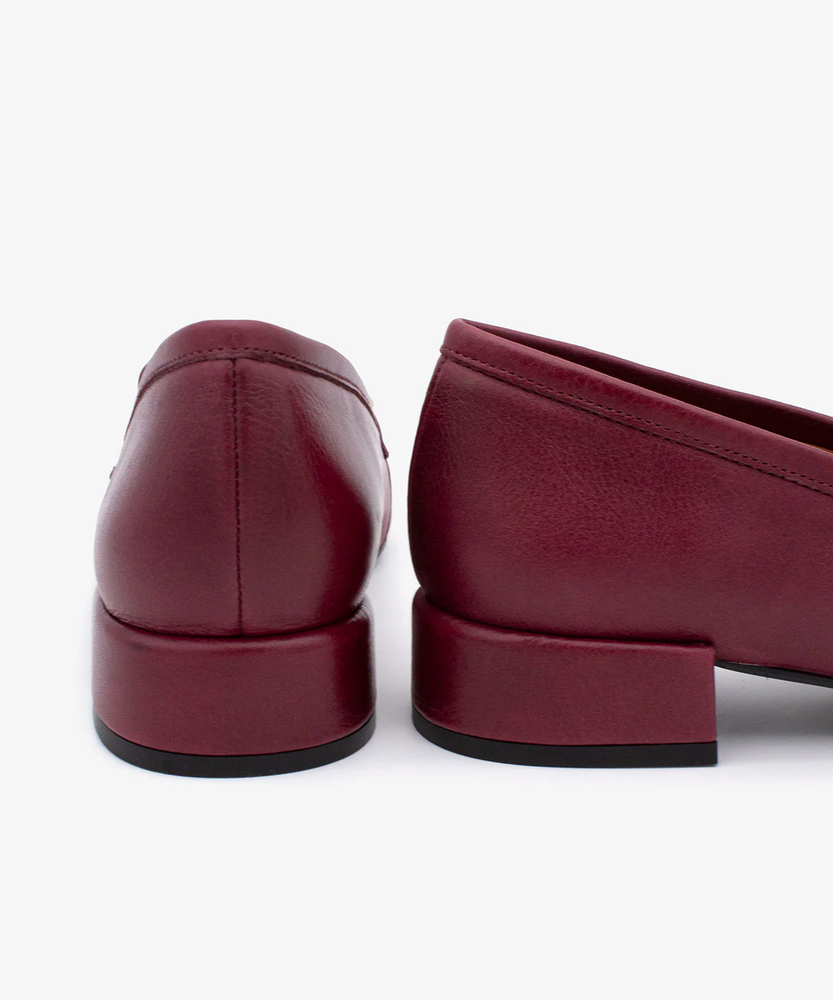 BRUNE – Mocasín de mujer de piel con punta redonda y adorno de semiesferas - Image 5