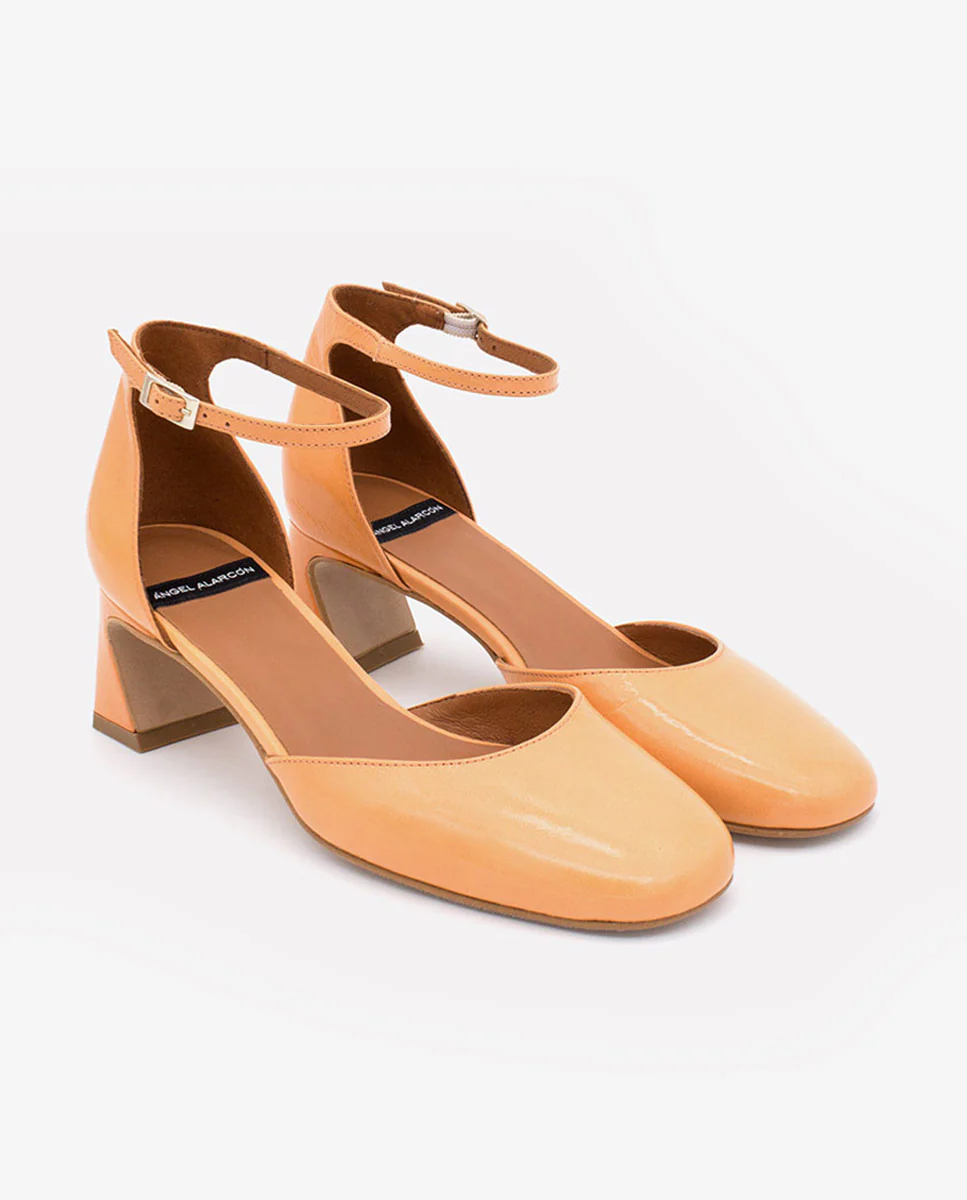 DAIMEE – Zapato de pala y talón con pulsera al tobillo y tacón de piel texturizada - Image 13