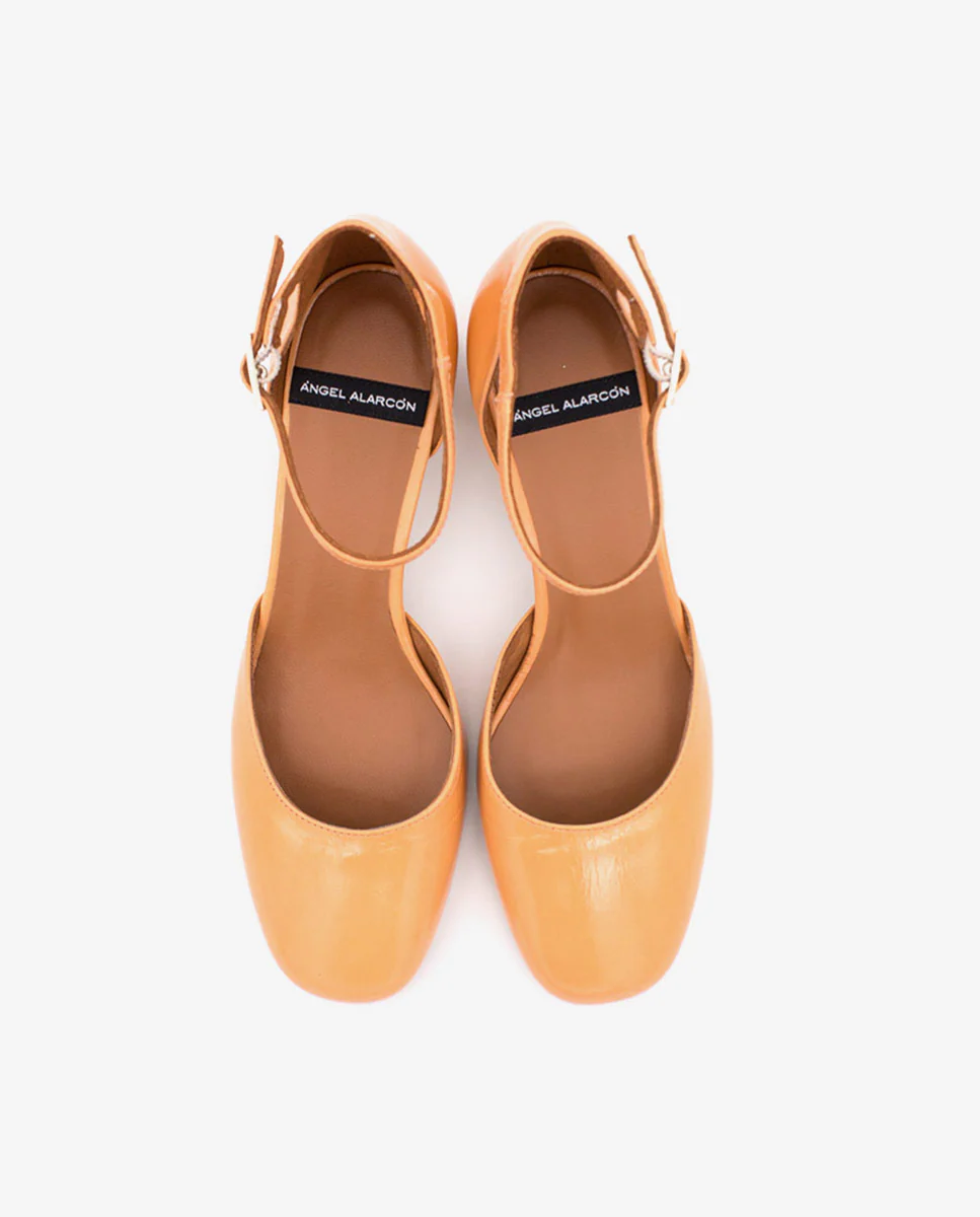 DAIMEE – Zapato de pala y talón con pulsera al tobillo y tacón de piel texturizada - Image 15