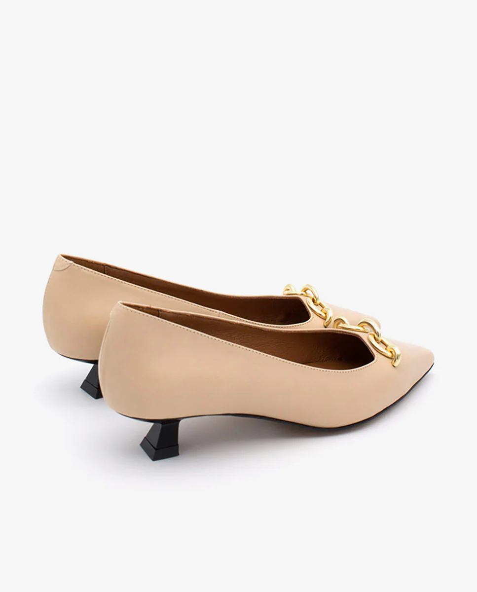 DARCY – Zapato de salón con tacón bajo y adorno de cadena - Image 3