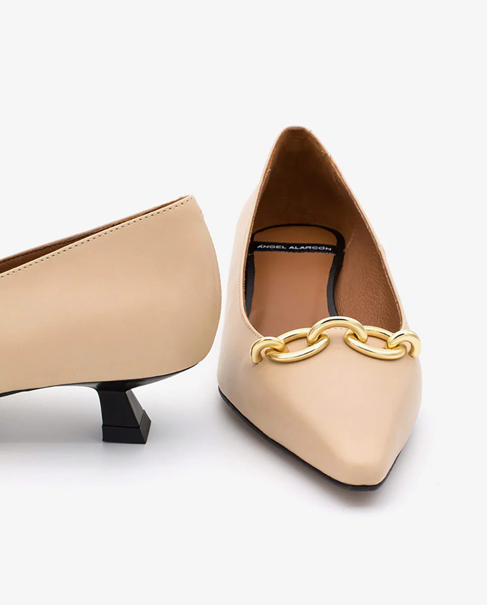 DARCY – Zapato de salón con tacón bajo y adorno de cadena - Image 4
