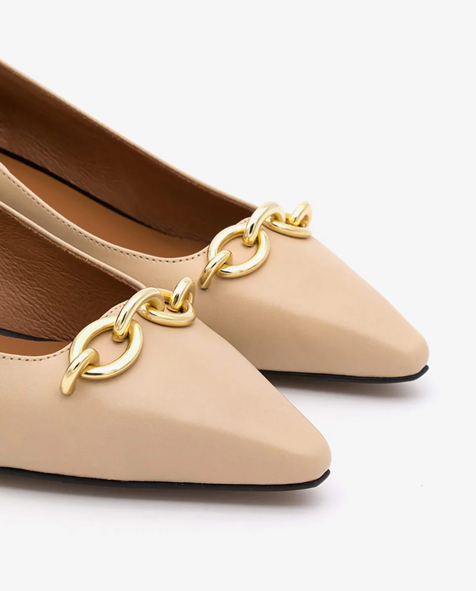 DARCY – Zapato de salón con tacón bajo y adorno de cadena - Image 5