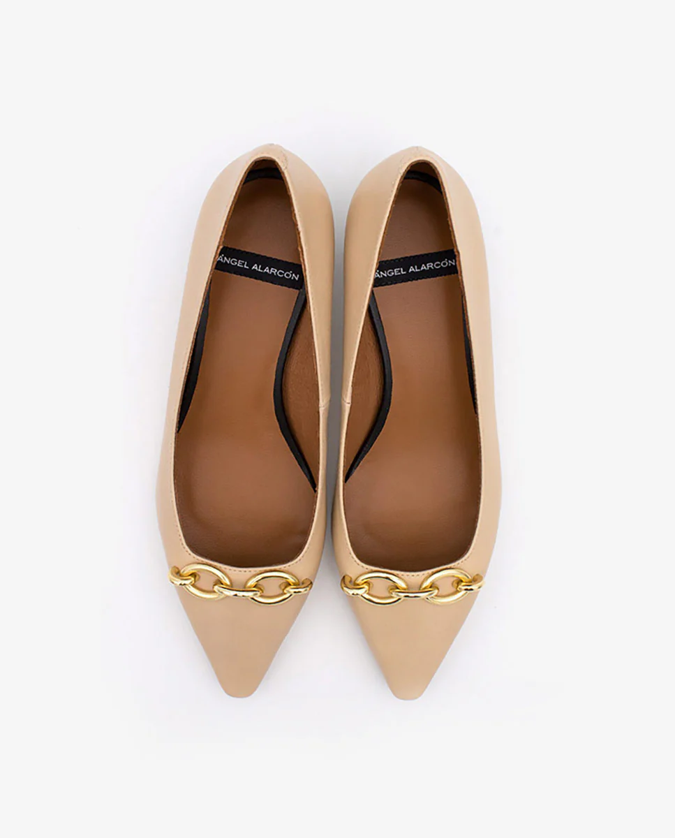 DARCY – Zapato de salón con tacón bajo y adorno de cadena - Image 6