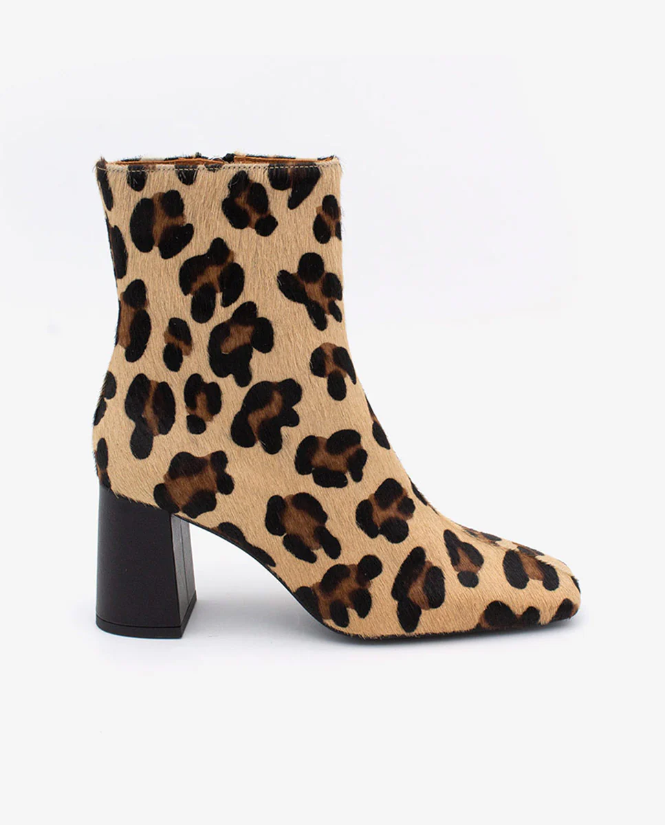 DRIMIA – Botín de piel con print leopardo, punta cuadrada y tacón ancho