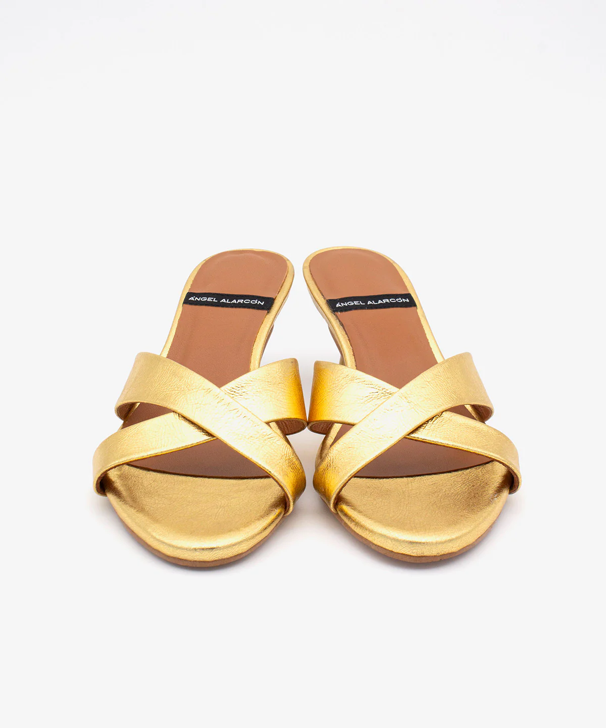 ELODIA – Mules de tacón fino cómodo con pala cruzada de piel metalizada texturizada - Image 11