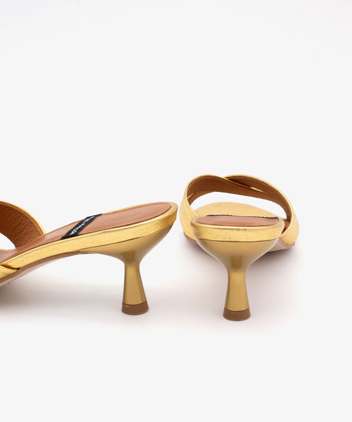 ELODIA – Mules de tacón fino cómodo con pala cruzada de piel metalizada texturizada - Image 12
