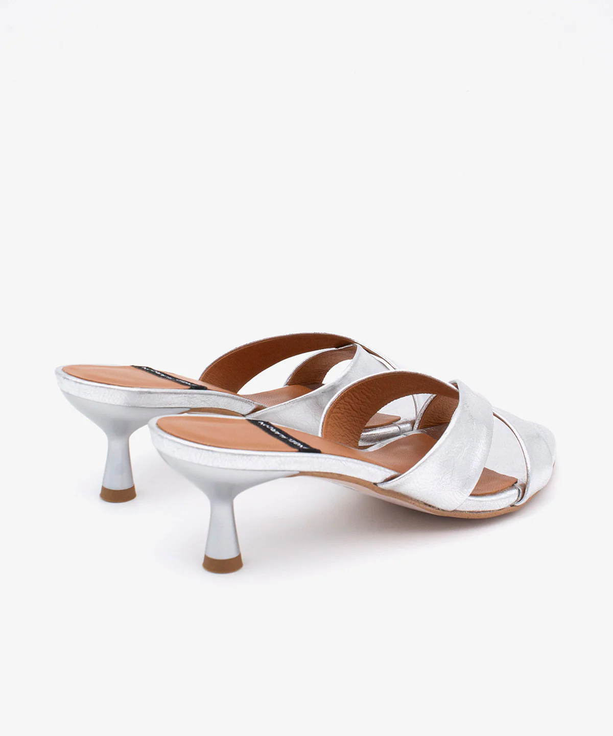 ELODIA – Mules de tacón fino cómodo con pala cruzada de piel metalizada texturizada - Image 3