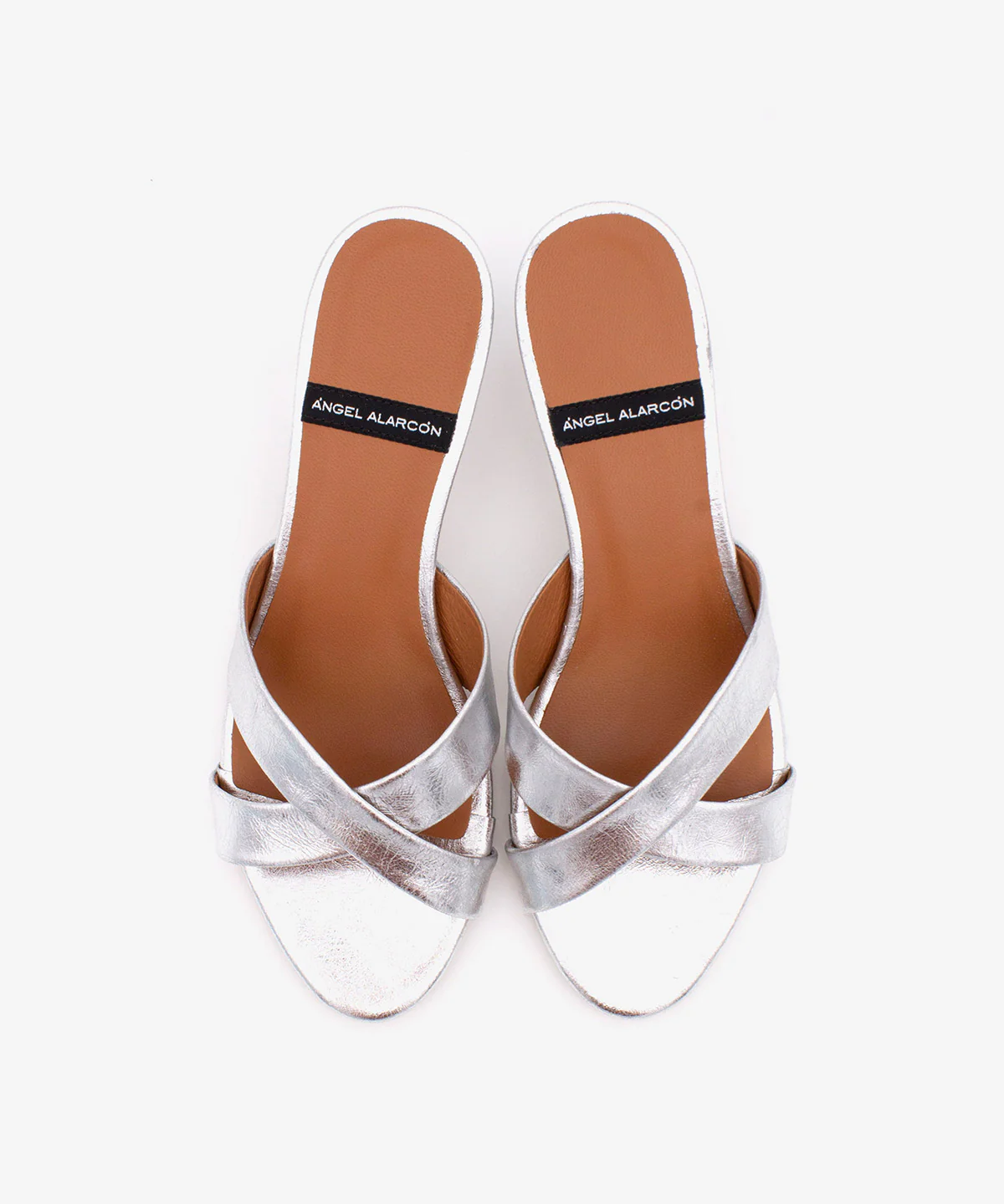 ELODIA – Mules de tacón fino cómodo con pala cruzada de piel metalizada texturizada - Image 4