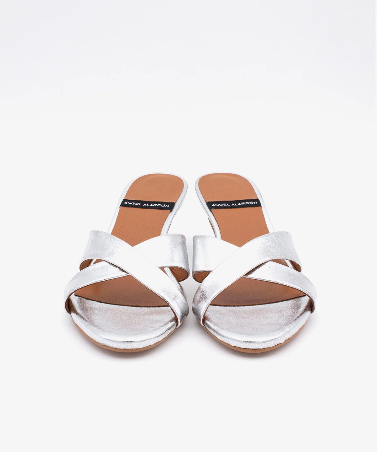 ELODIA – Mules de tacón fino cómodo con pala cruzada de piel metalizada texturizada - Image 5