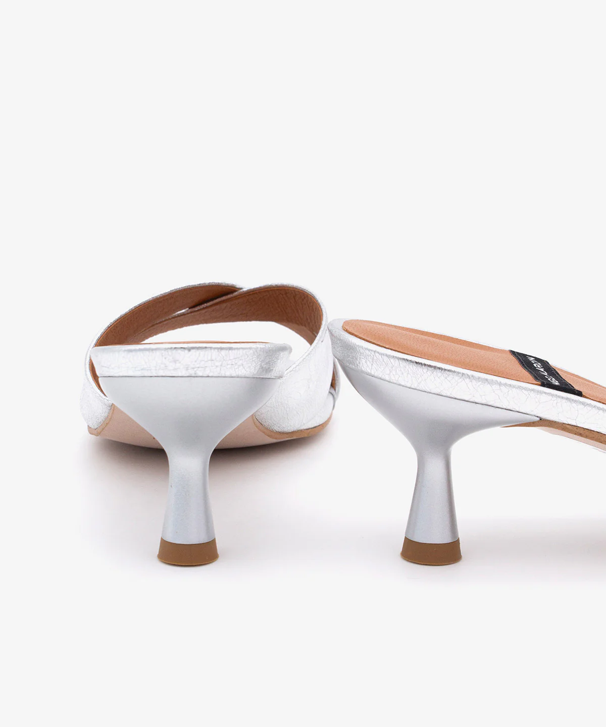 ELODIA – Mules de tacón fino cómodo con pala cruzada de piel metalizada texturizada - Image 6