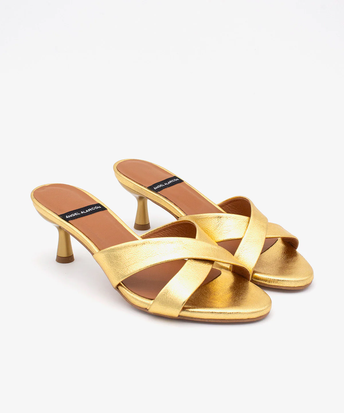 ELODIA – Mules de tacón fino cómodo con pala cruzada de piel metalizada texturizada - Image 8