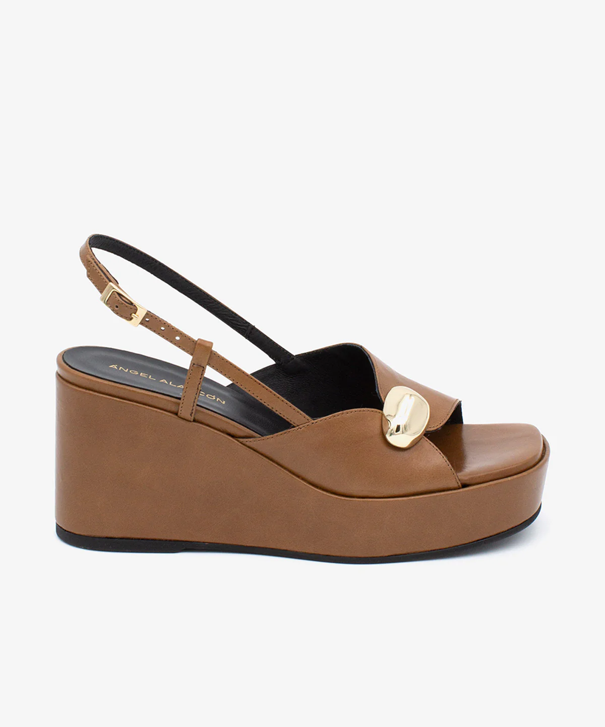 FIORELLA – Sandalia con plataforma de cuña de piel con adorno metálico - Image 12