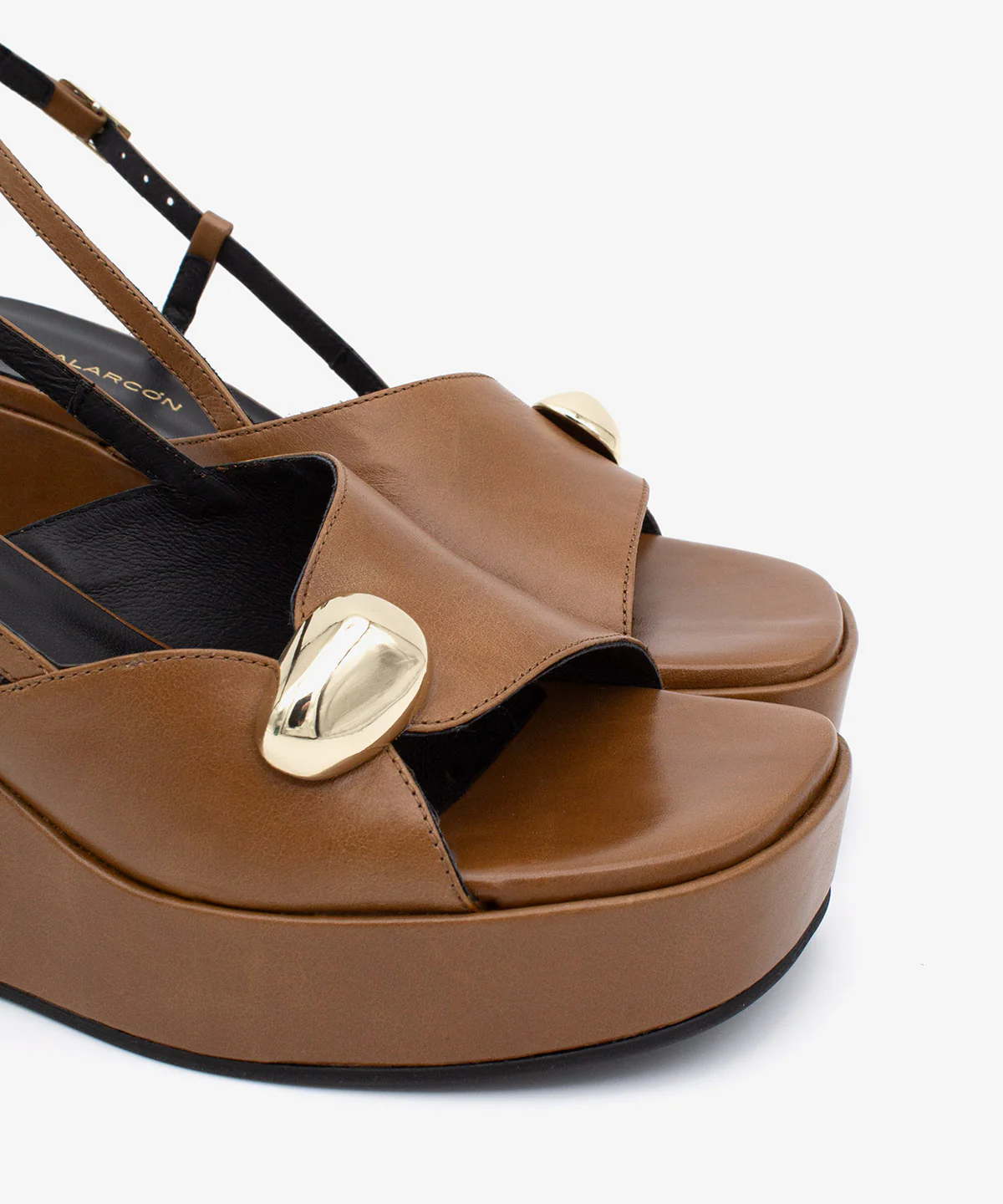 FIORELLA – Sandalia con plataforma de cuña de piel con adorno metálico - Image 17