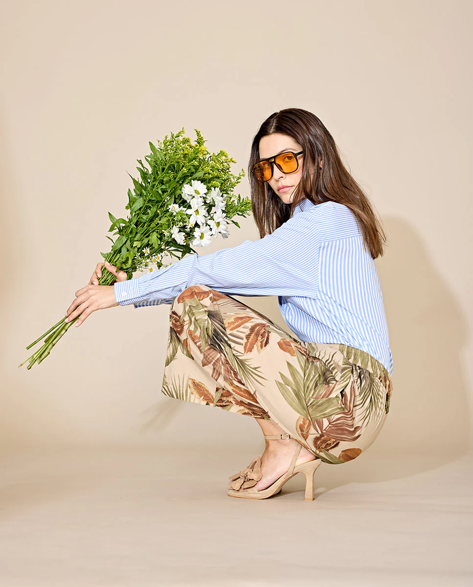 FLEUR – Sandalias atadas al tobillo con adorno floral de ante - Image 2