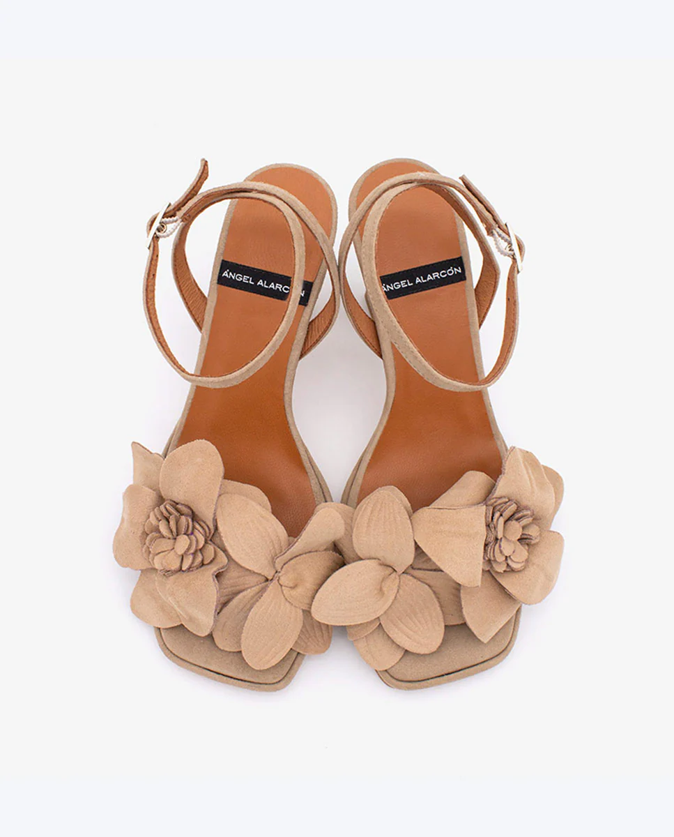 FLEUR – Sandalias atadas al tobillo con adorno floral de ante - Image 7