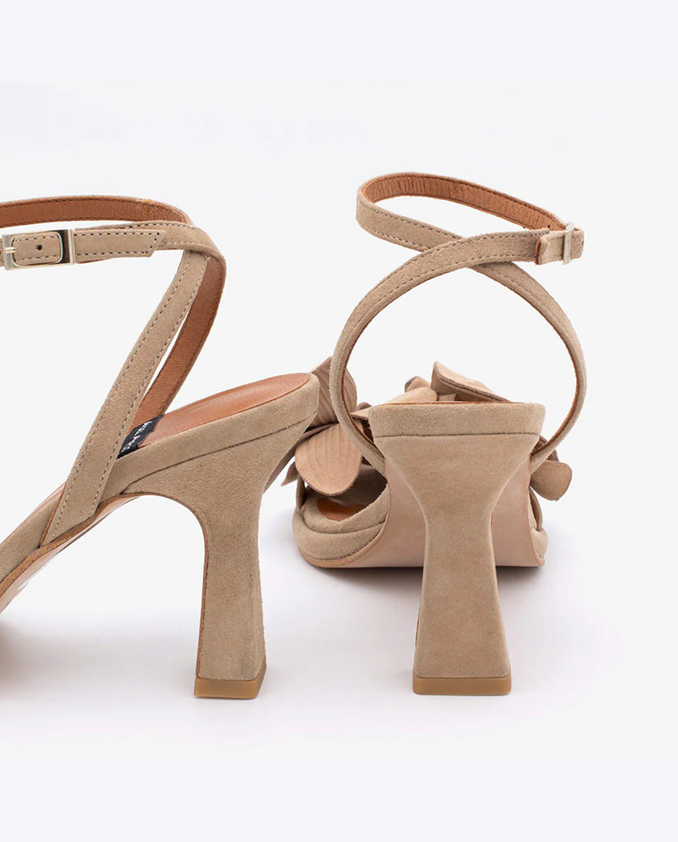 FLEUR – Sandalias atadas al tobillo con adorno floral de ante - Image 8