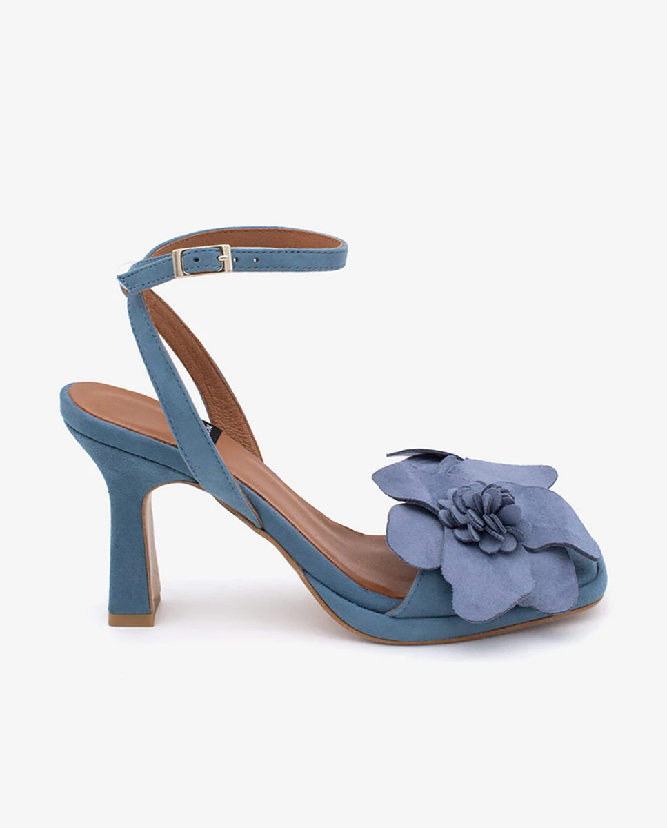FLEUR – Sandalias atadas al tobillo con adorno floral de ante - Image 9
