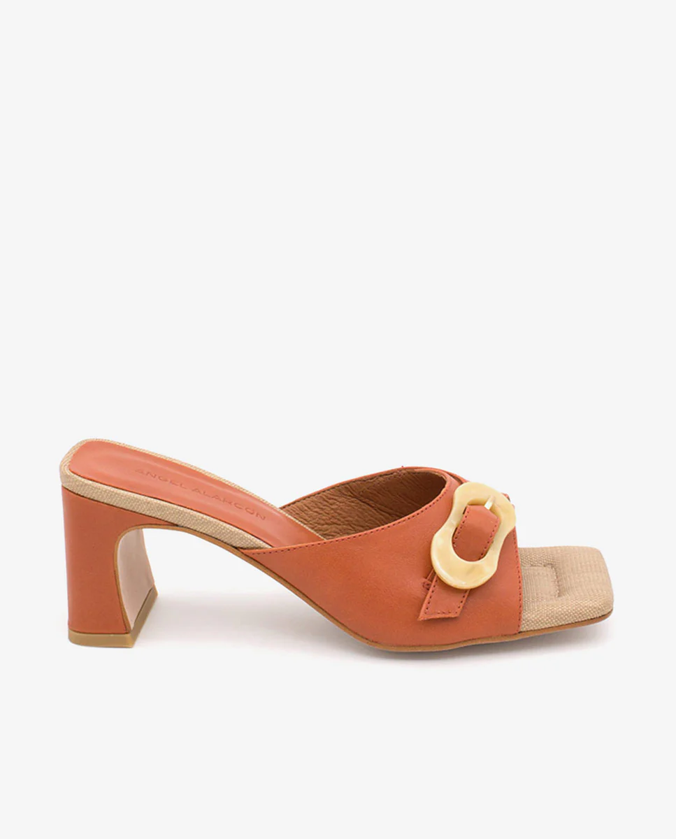 JELKE – Mule de piel con hebilla carey y tacón ancho - Image 16