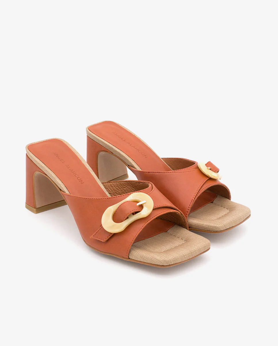 JELKE – Mule de piel con hebilla carey y tacón ancho - Image 17