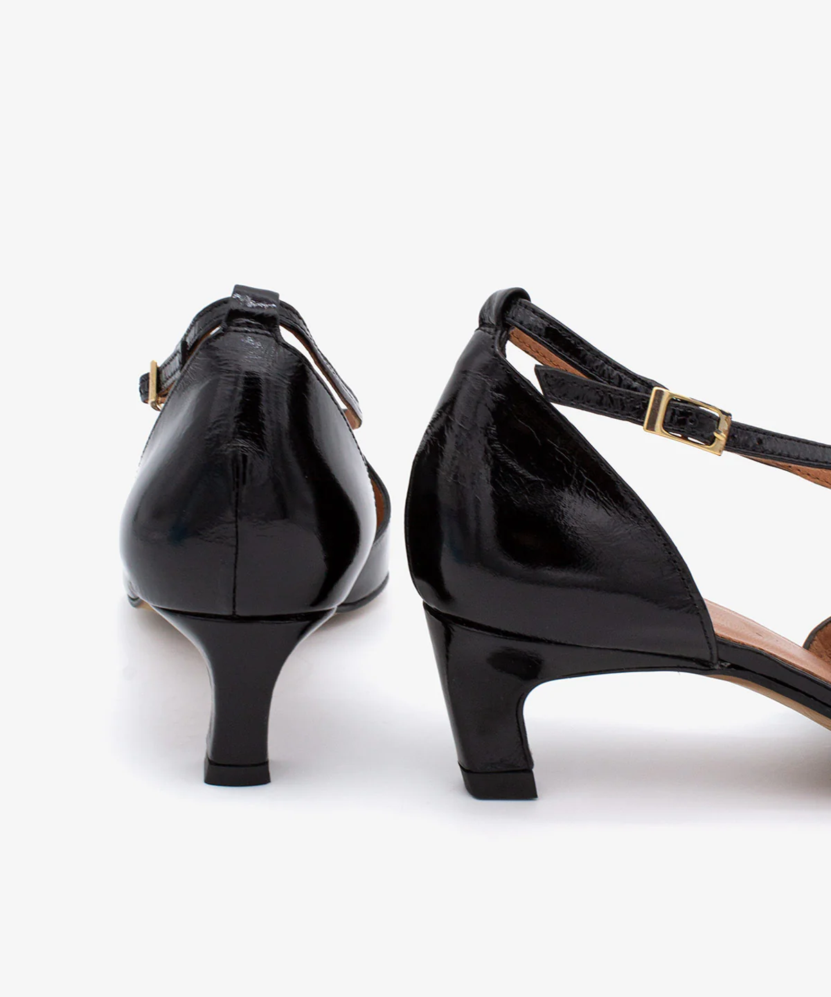 JOLIE – Zapato de pala y talón con cierre cruzado y tacón mini de piel brillante - Image 5