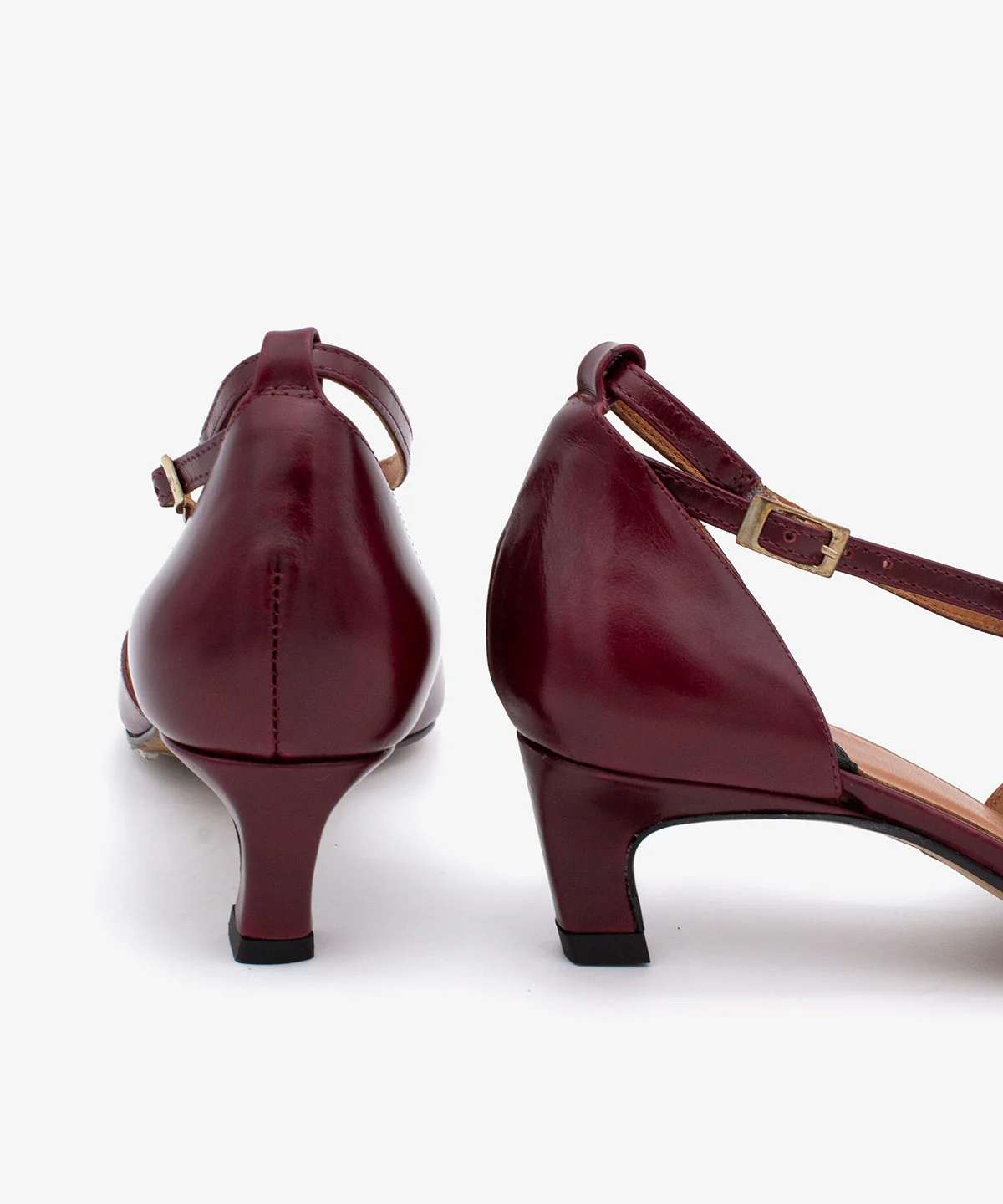 JOLIE – Zapato de pala y talón con cierre cruzado y tacón mini de piel con brillo - Image 5