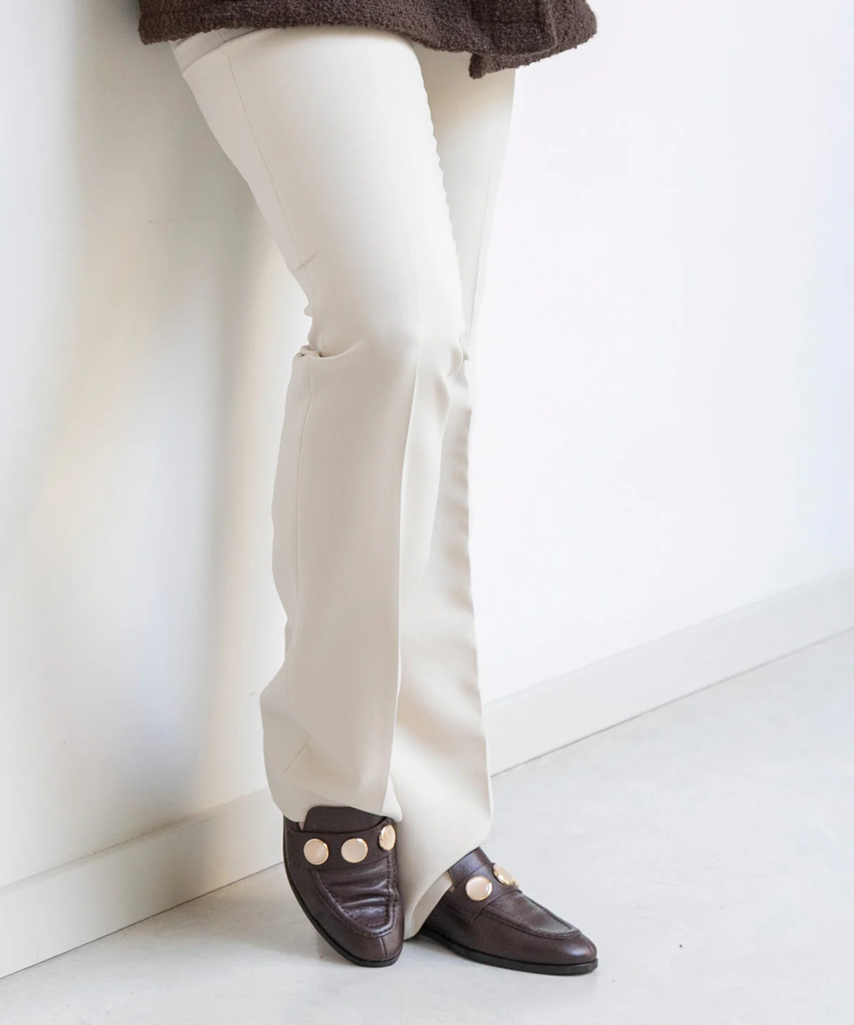 JUNA – Mocasín de mujer de piel natural con punta redonda y adorno - Image 9