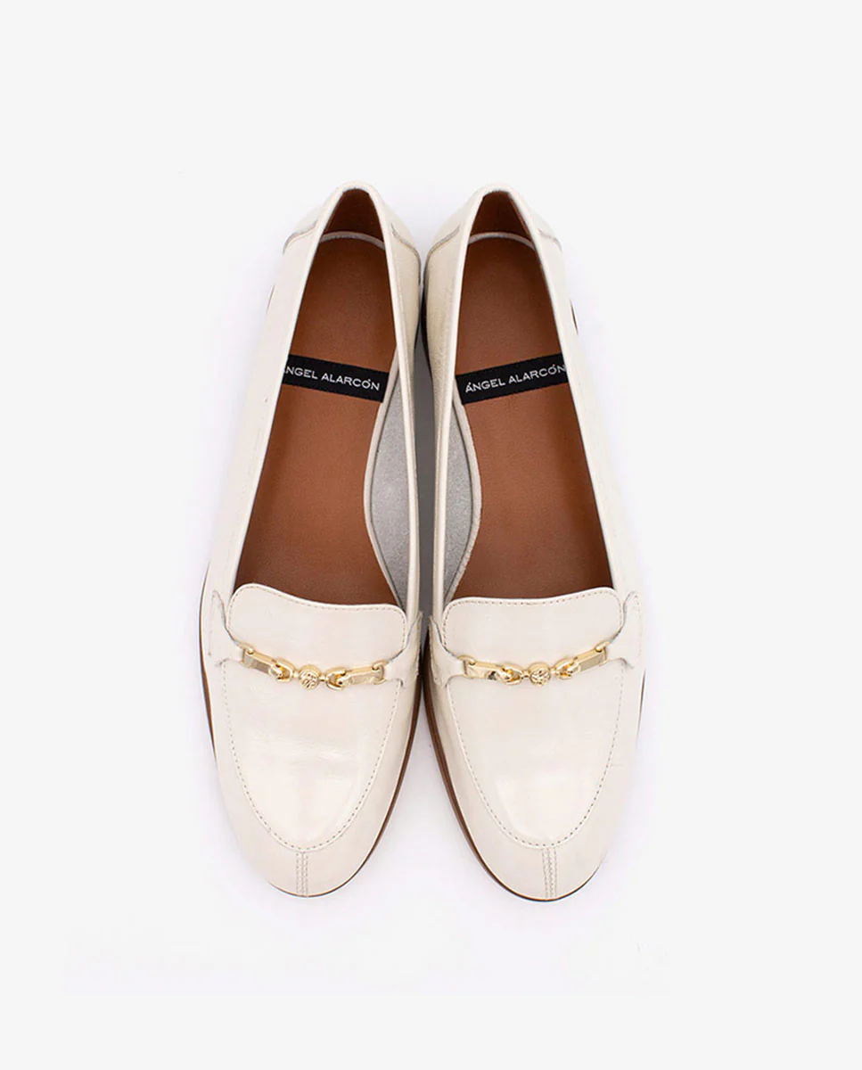 JUSTINE - Mocasines planos con adorno metálico de piel brillante - Image 4