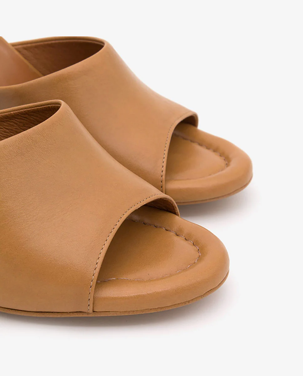 KADY – Mule de piel con cuña de print madera brillante - Image 15
