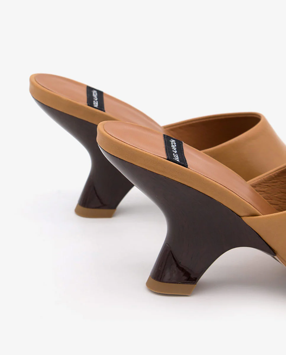 KADY – Mule de piel con cuña de print madera brillante - Image 16