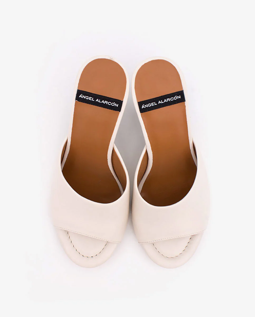 KADY – Mule de piel con cuña de print madera brillante - Image 4