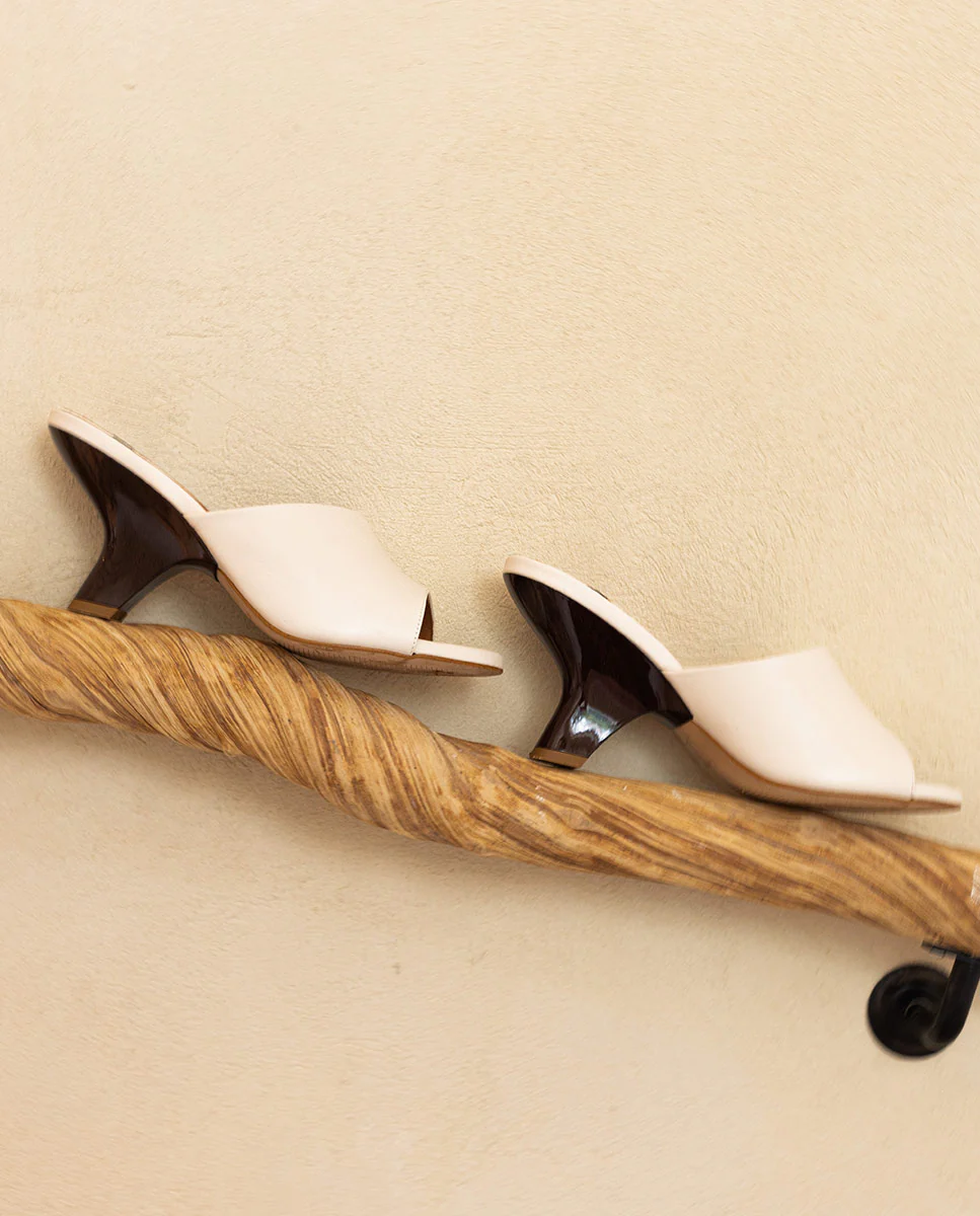 KADY – Mule de piel con cuña de print madera brillante - Image 5