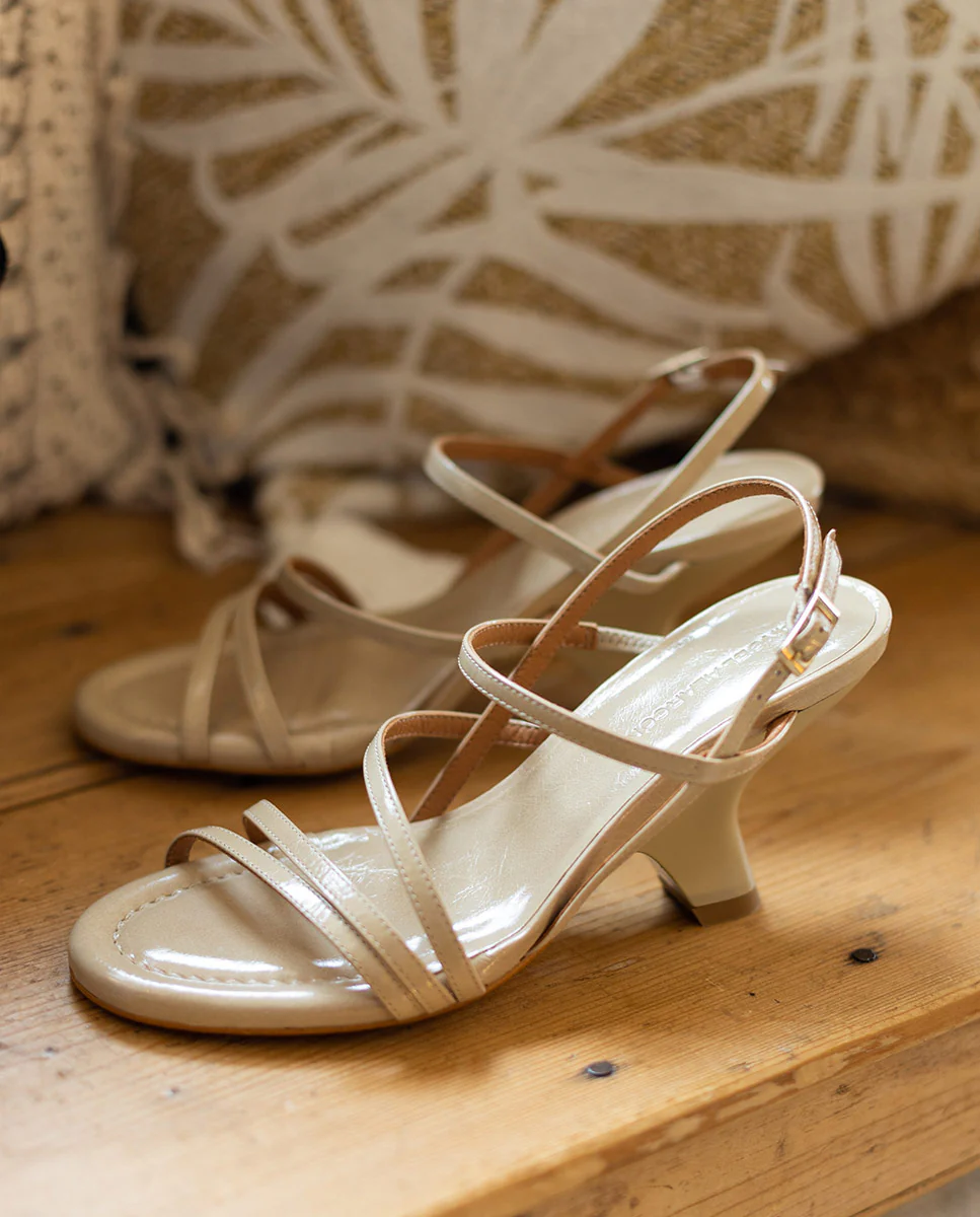 KARAN – Sandalia de tiras de piel texturizada con tacón de diseño - Image 10