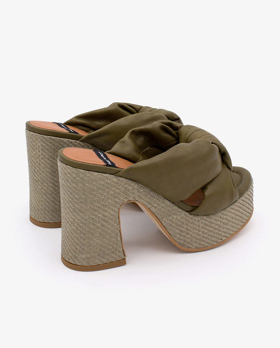 KIMM – Mule de piel acolchada con tacón y plataforma de rafia - Image 12
