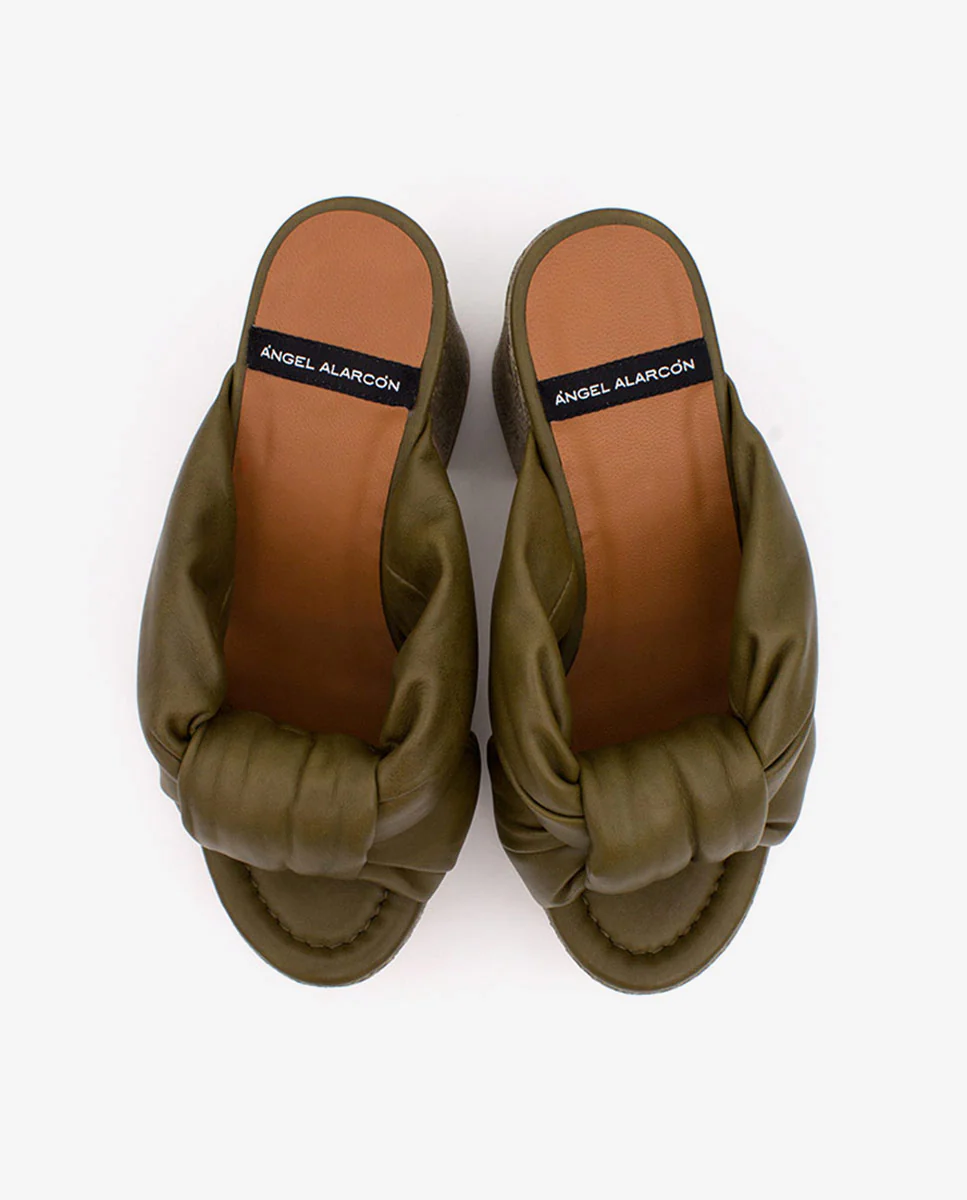 KIMM – Mule de piel acolchada con tacón y plataforma de rafia - Image 13